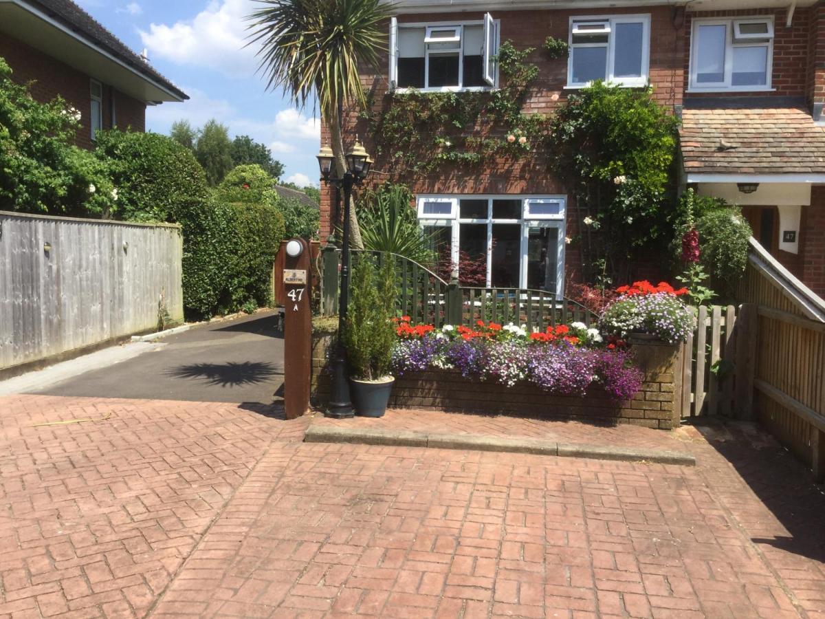 Albertine ,A Warm Welcome Awaits You ,Offering Room Only Or Bed And Breakfast ,Ideal Location For Solent Way ,High Street ,Isle Of Wight ,New Forest Lymington Eksteriør bilde
