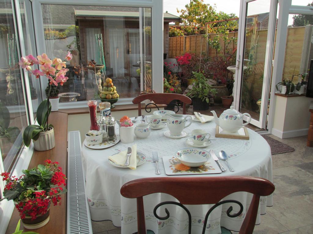 Albertine ,A Warm Welcome Awaits You ,Offering Room Only Or Bed And Breakfast ,Ideal Location For Solent Way ,High Street ,Isle Of Wight ,New Forest Lymington Eksteriør bilde