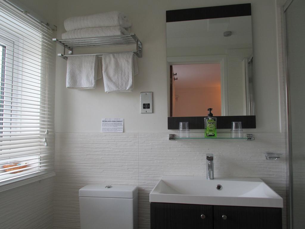 Albertine ,A Warm Welcome Awaits You ,Offering Room Only Or Bed And Breakfast ,Ideal Location For Solent Way ,High Street ,Isle Of Wight ,New Forest Lymington Rom bilde
