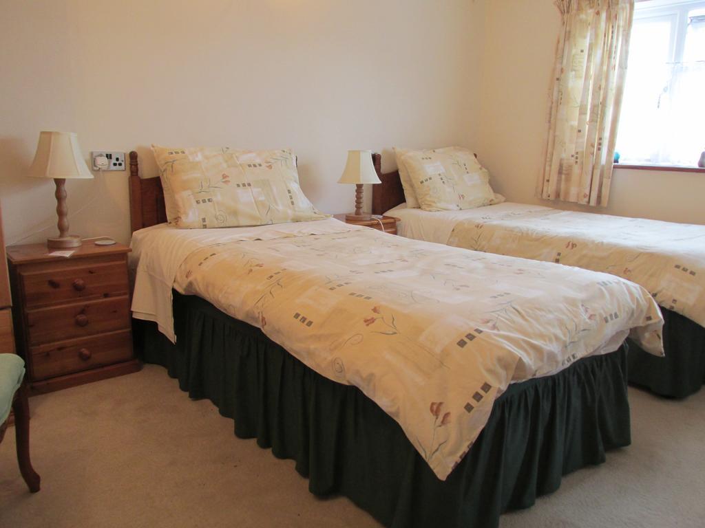 Albertine ,A Warm Welcome Awaits You ,Offering Room Only Or Bed And Breakfast ,Ideal Location For Solent Way ,High Street ,Isle Of Wight ,New Forest Lymington Rom bilde