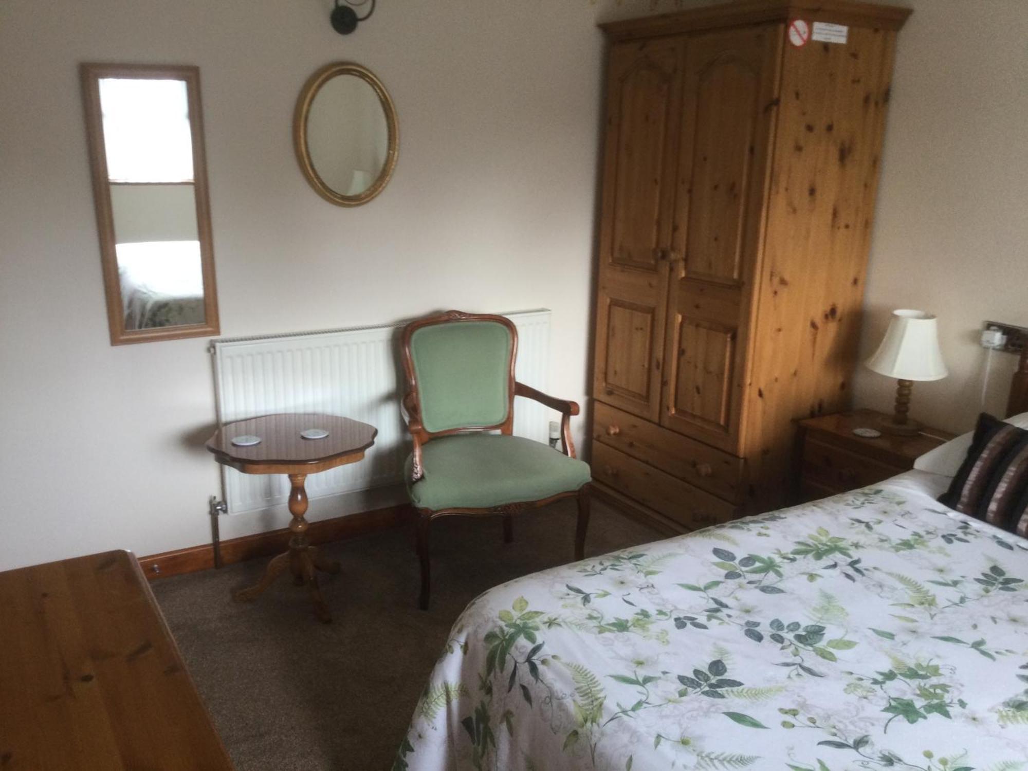 Albertine ,A Warm Welcome Awaits You ,Offering Room Only Or Bed And Breakfast ,Ideal Location For Solent Way ,High Street ,Isle Of Wight ,New Forest Lymington Eksteriør bilde