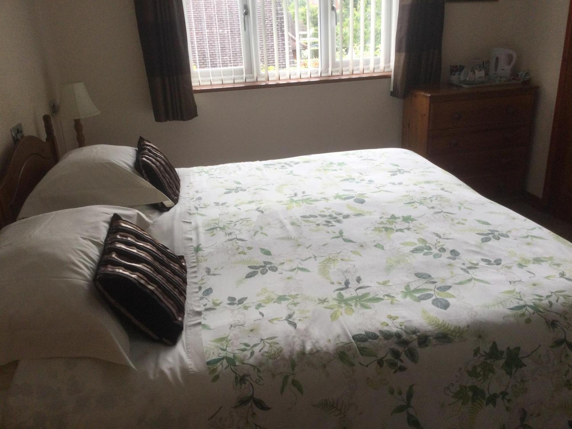 Albertine ,A Warm Welcome Awaits You ,Offering Room Only Or Bed And Breakfast ,Ideal Location For Solent Way ,High Street ,Isle Of Wight ,New Forest Lymington Eksteriør bilde